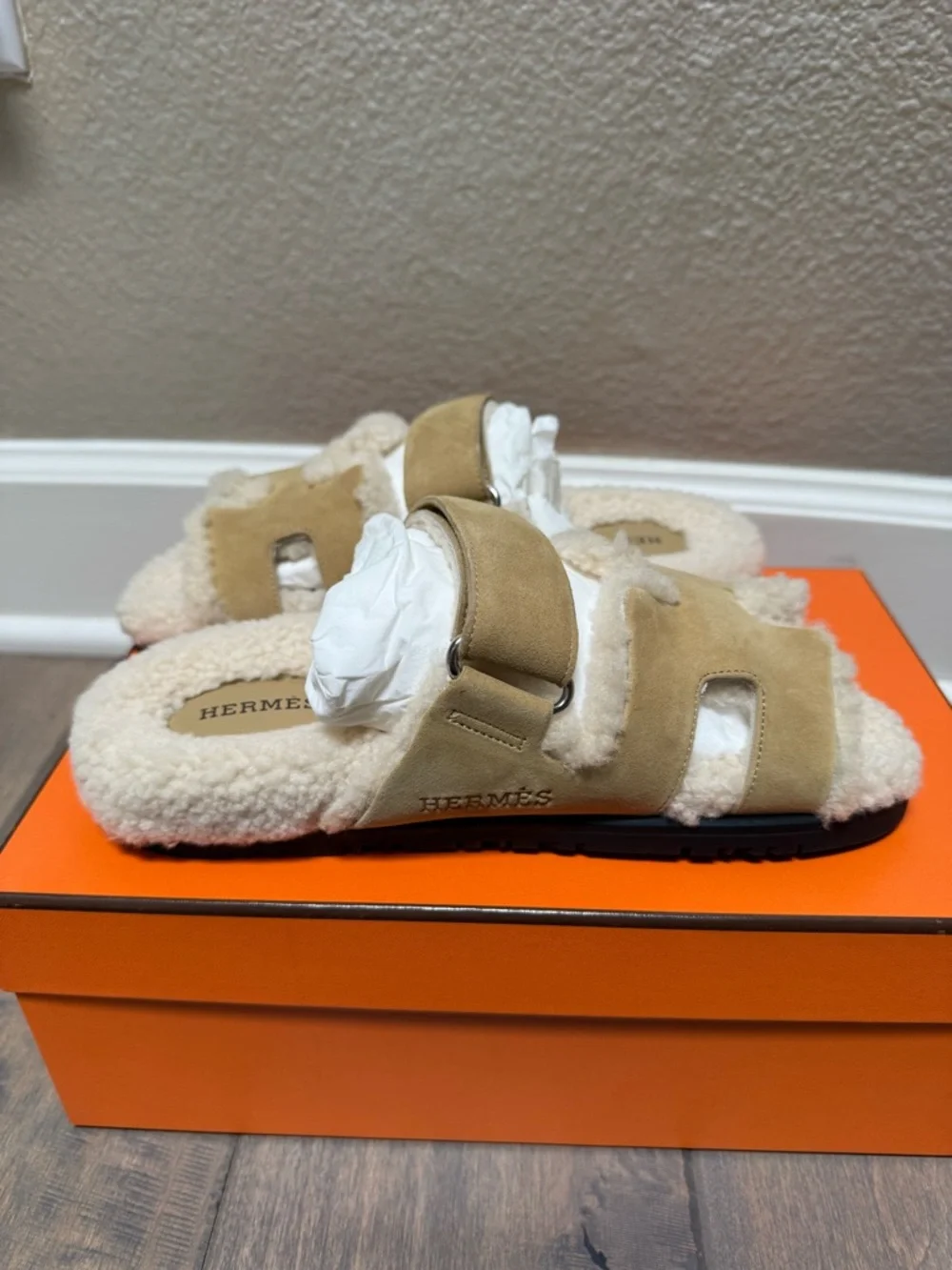 BNIB Hermes Chypre Beige Suede Shearling Sandals - Picture 4 of 5